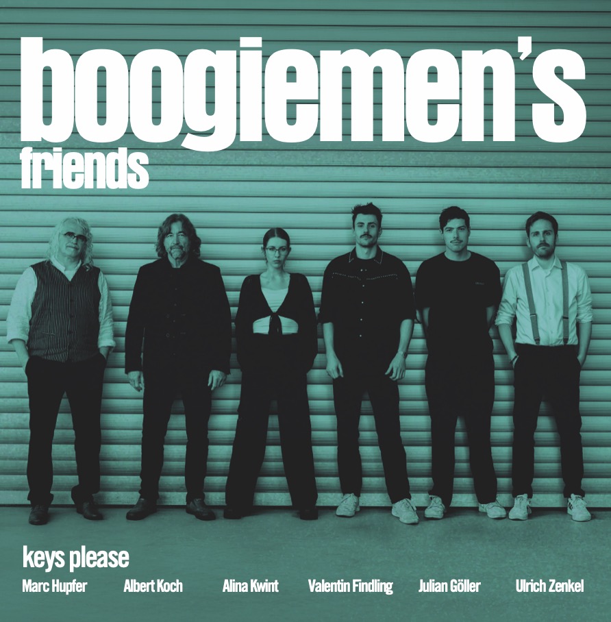 Eine Band steht vor einem Rolltor.